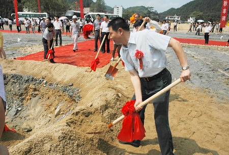 县委书记黄志标为项目培土